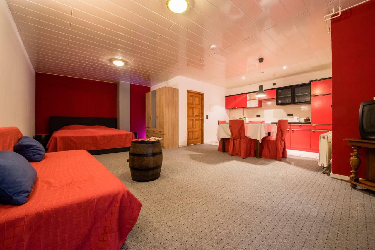 Weinschloesschen Im Weingut Roos Hotel Ilbesheim Eksteriør billede